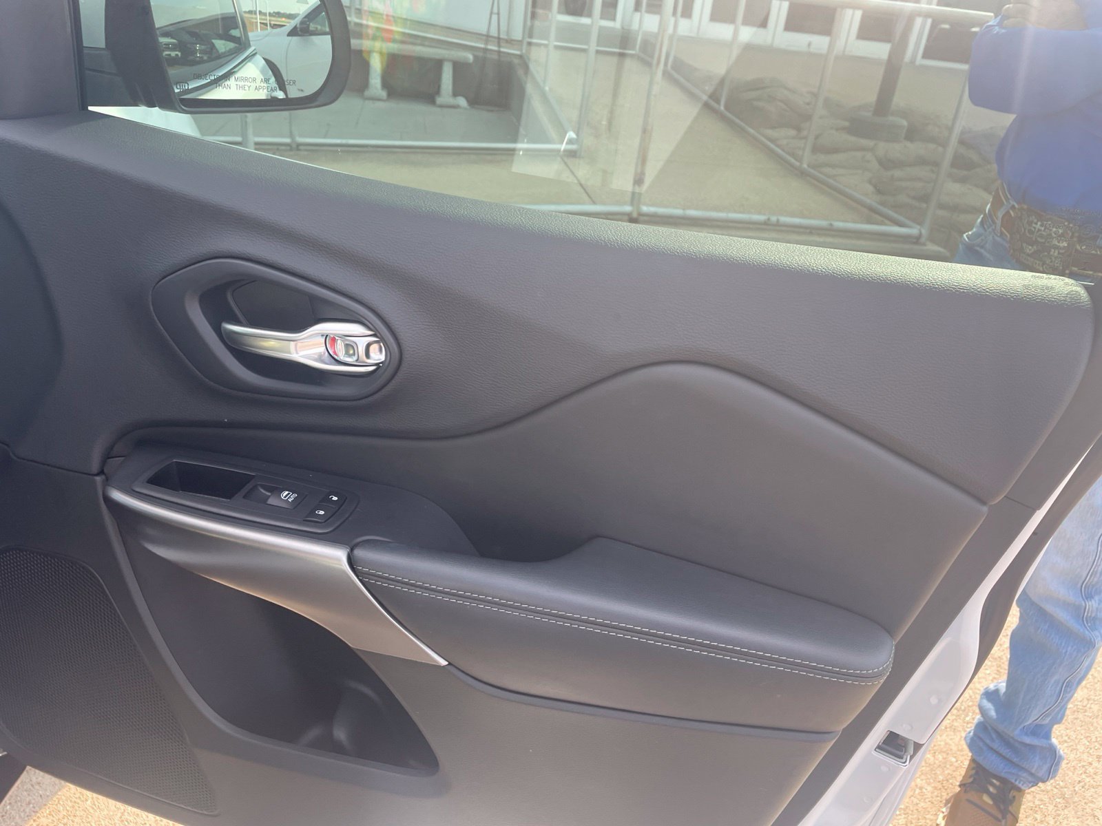 Used 2019 Jeep Cherokee Limited w/ Luxury Group FWD image 21