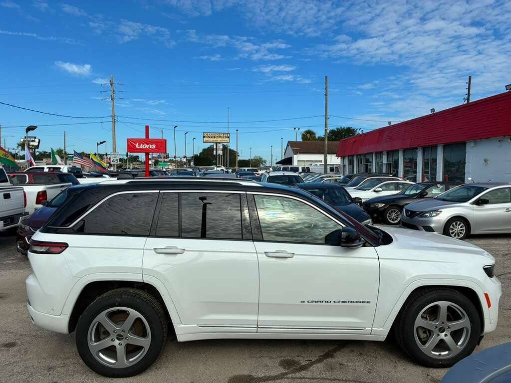 Used 2023 Jeep Grand Cherokee Summit AWD/4WD image 6