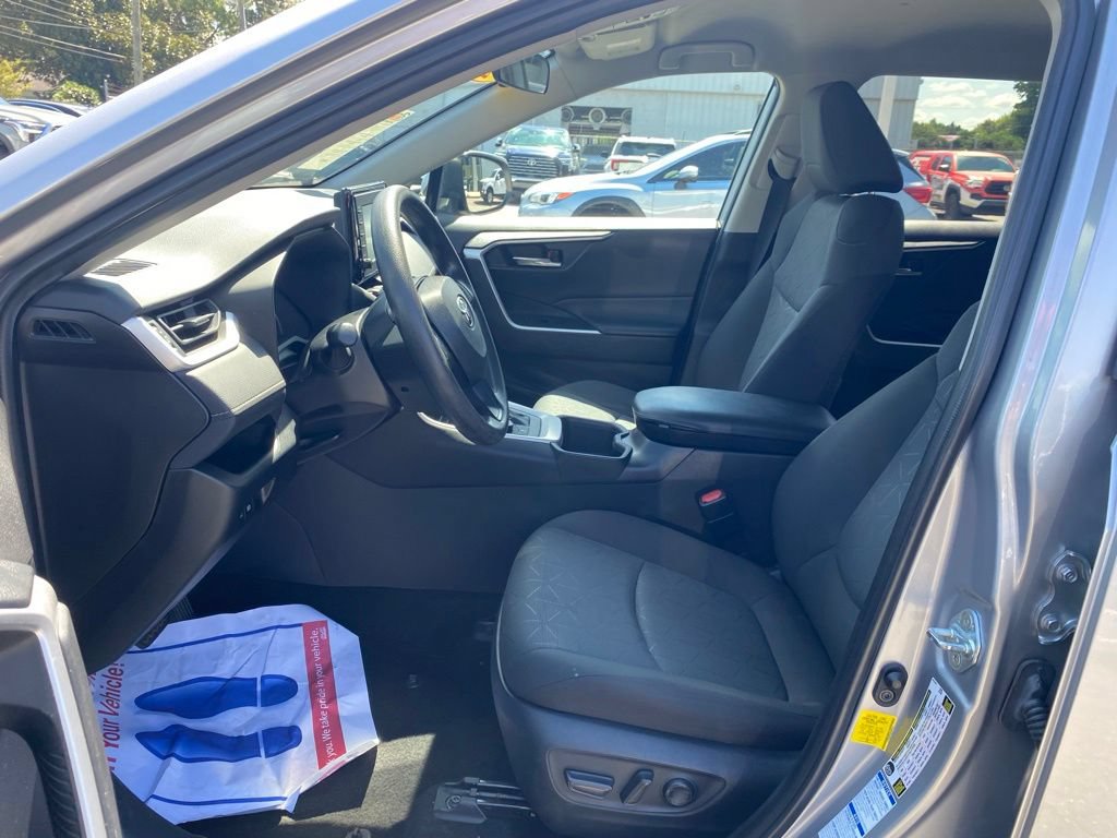 Used 2022 Toyota RAV4 XLE AWD/4WD image 6