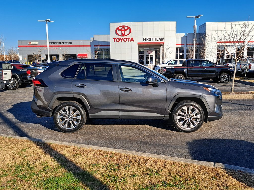 Used 2022 Toyota RAV4 XLE Premium image 6