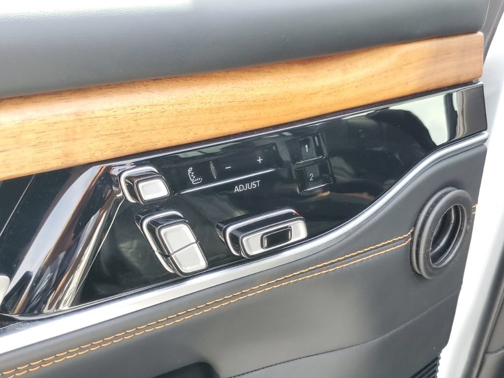 Used 2024 Jeep Grand Wagoneer L Series III AWD/4WD image 9