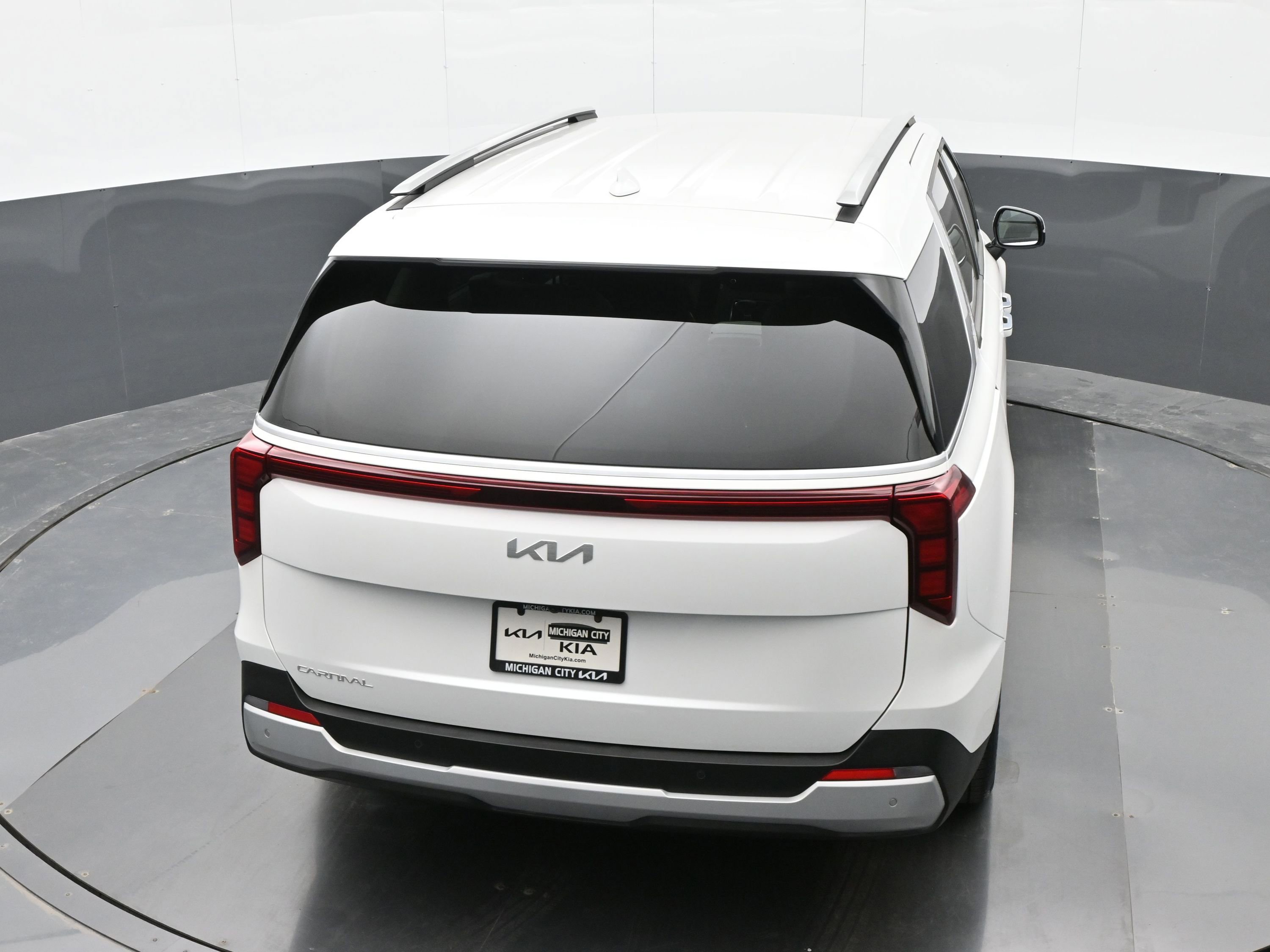 Used 2025 Kia Carnival EX image 23