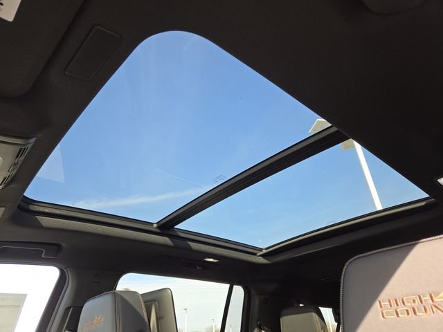 New 2026 Chevrolet Suburban High Country image 3