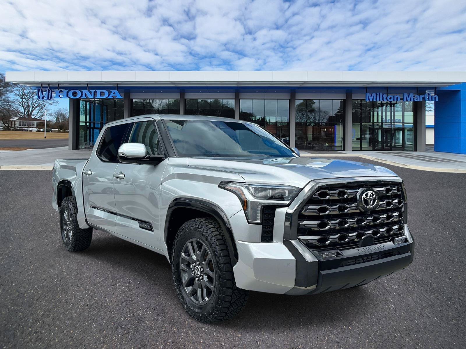 Used 2023 Toyota Tundra Platinum AWD/4WD image 1