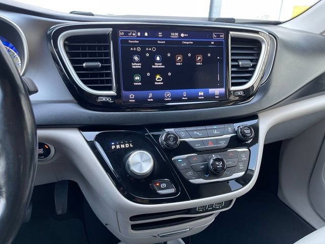 Used 2021 Chrysler Pacifica Touring-L FWD image 9