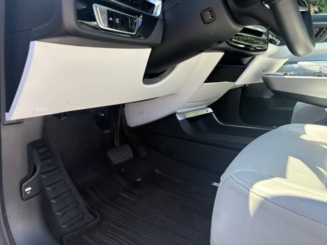 Certified 2024 Cadillac Lyriq Luxury AWD/4WD image 31