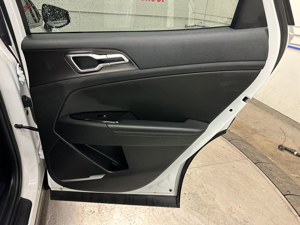 Used 2025 Kia Sportage EX image 27