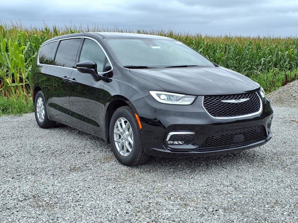 New 2026 Chrysler Pacifica Select image 2