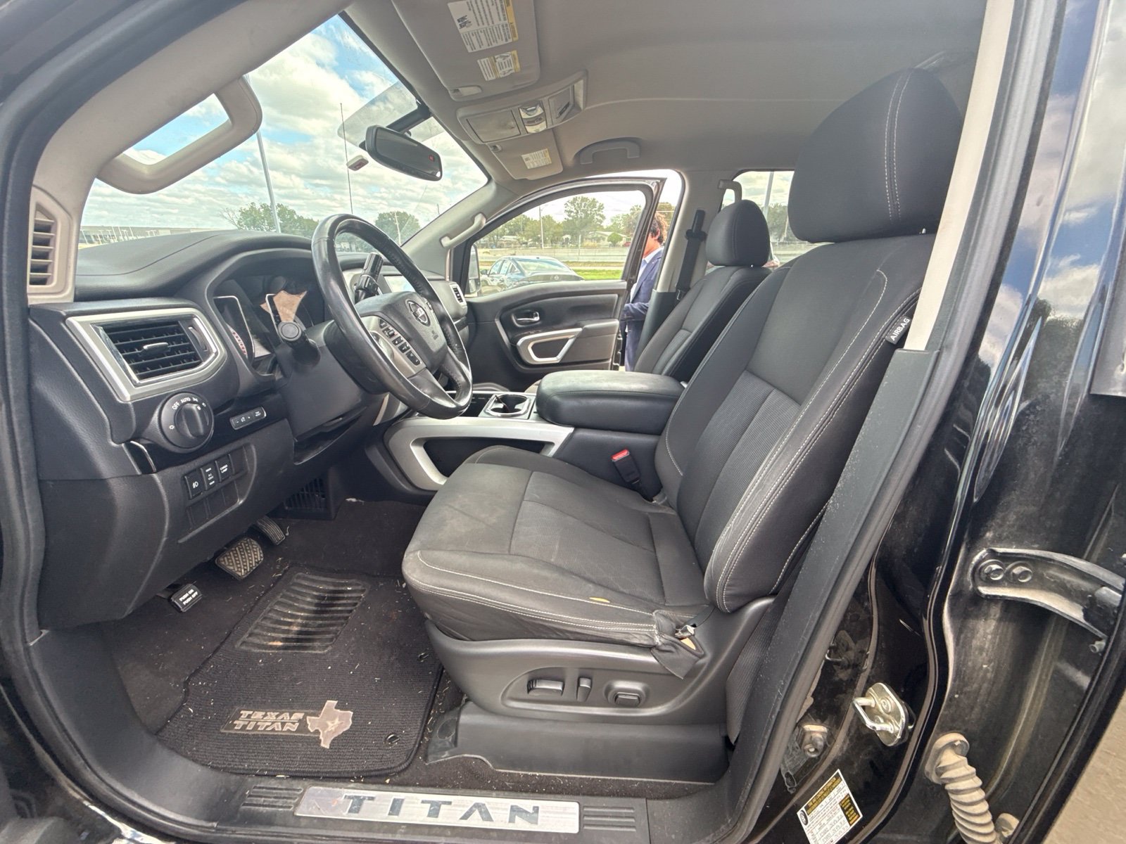 Used 2017 Nissan Titan SV RWD image 8