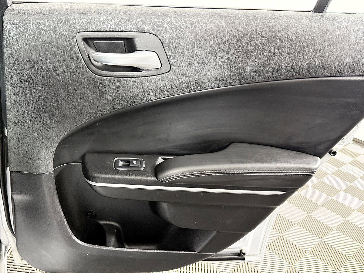 Used 2019 Dodge Charger SXT w/ Leather Interior Group RWD image 39