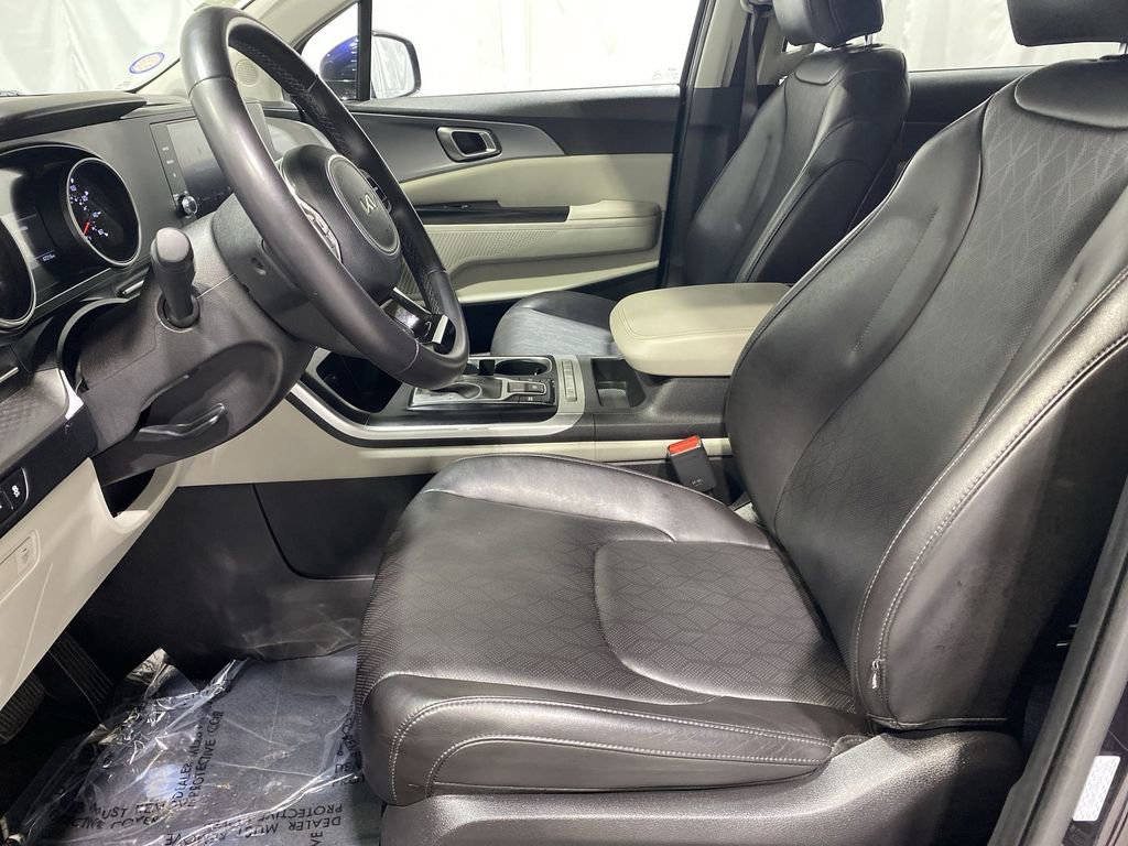 Used 2024 Kia Carnival LX image 13