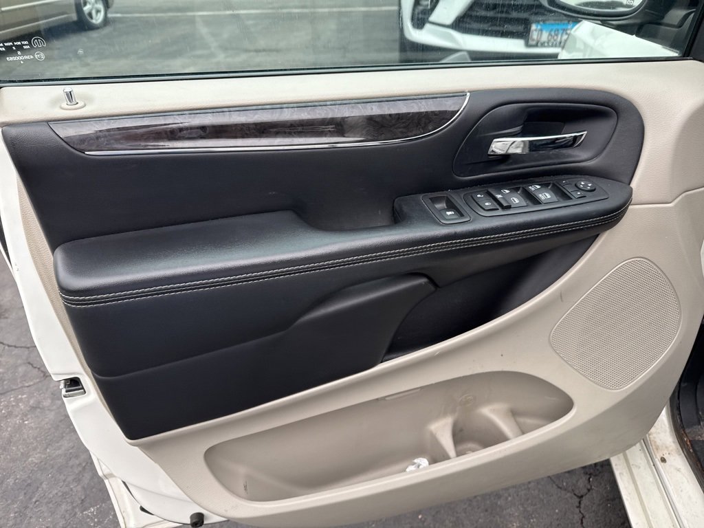 Used 2012 Chrysler Town & Country Touring-L w/ Entertainment Group #2 image 8