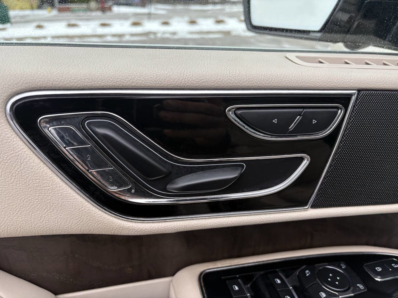 Used 2018 Lincoln Navigator Select w/ Technology Package image 16