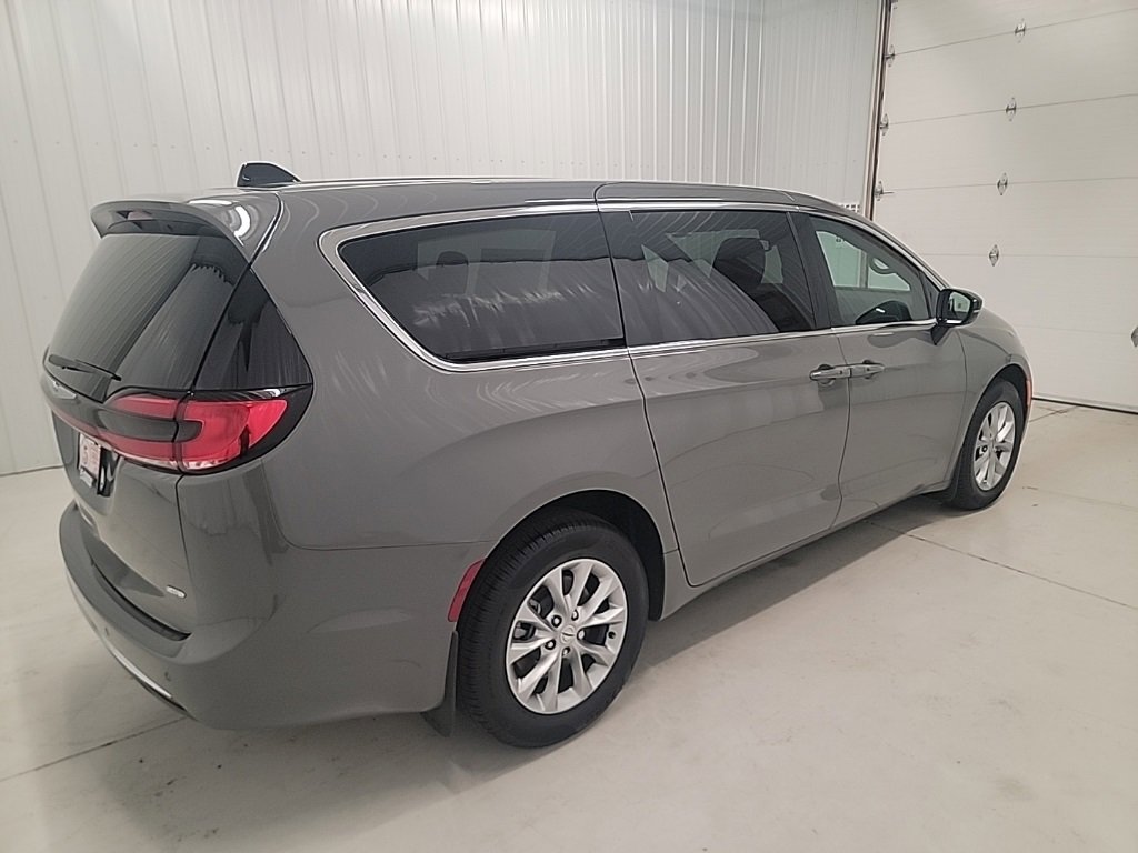 New 2025 Chrysler Pacifica Select image 6