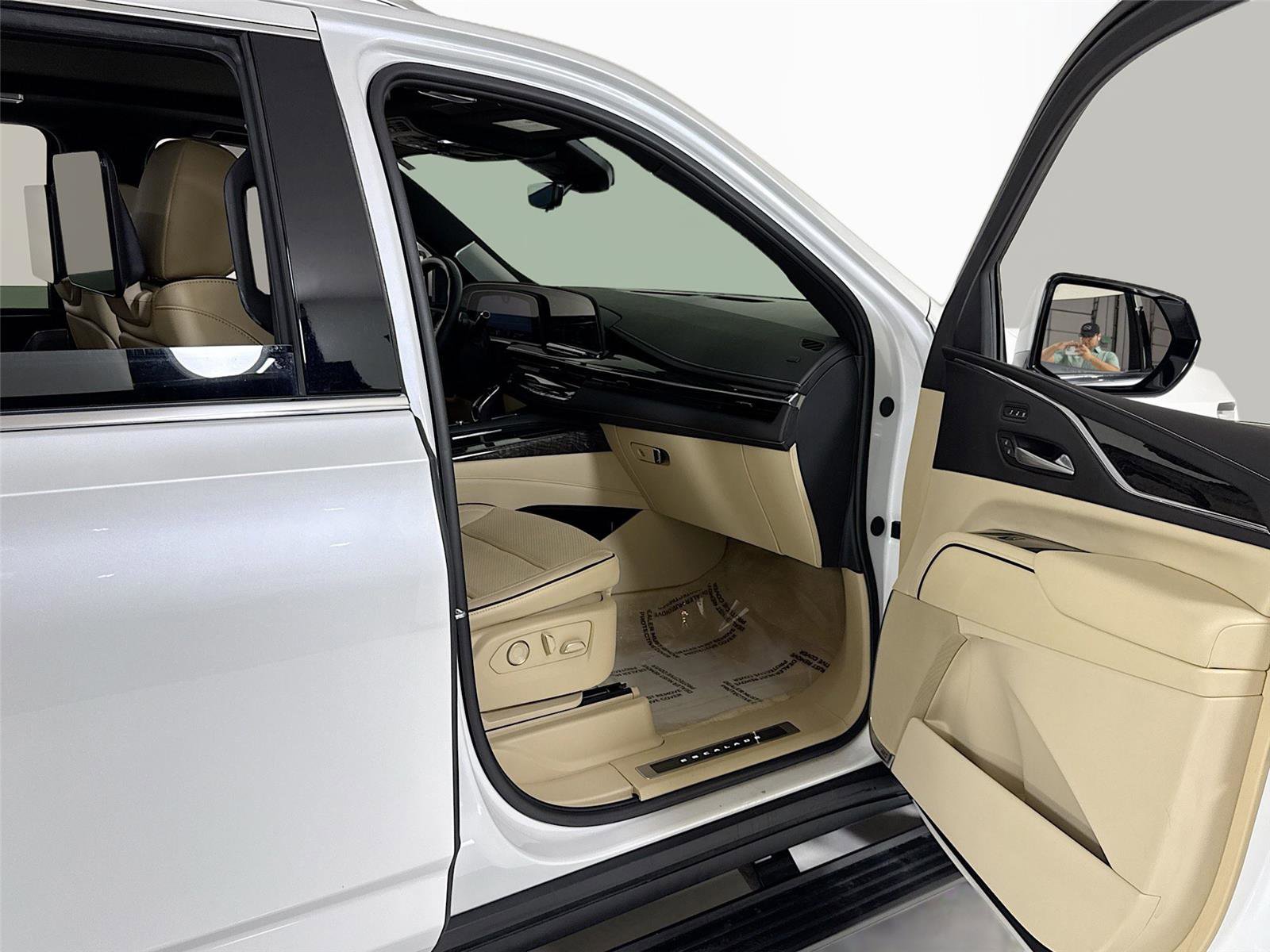Used 2024 Cadillac Escalade ESV Premium Luxury w/ Performance Package AWD/4WD image 35