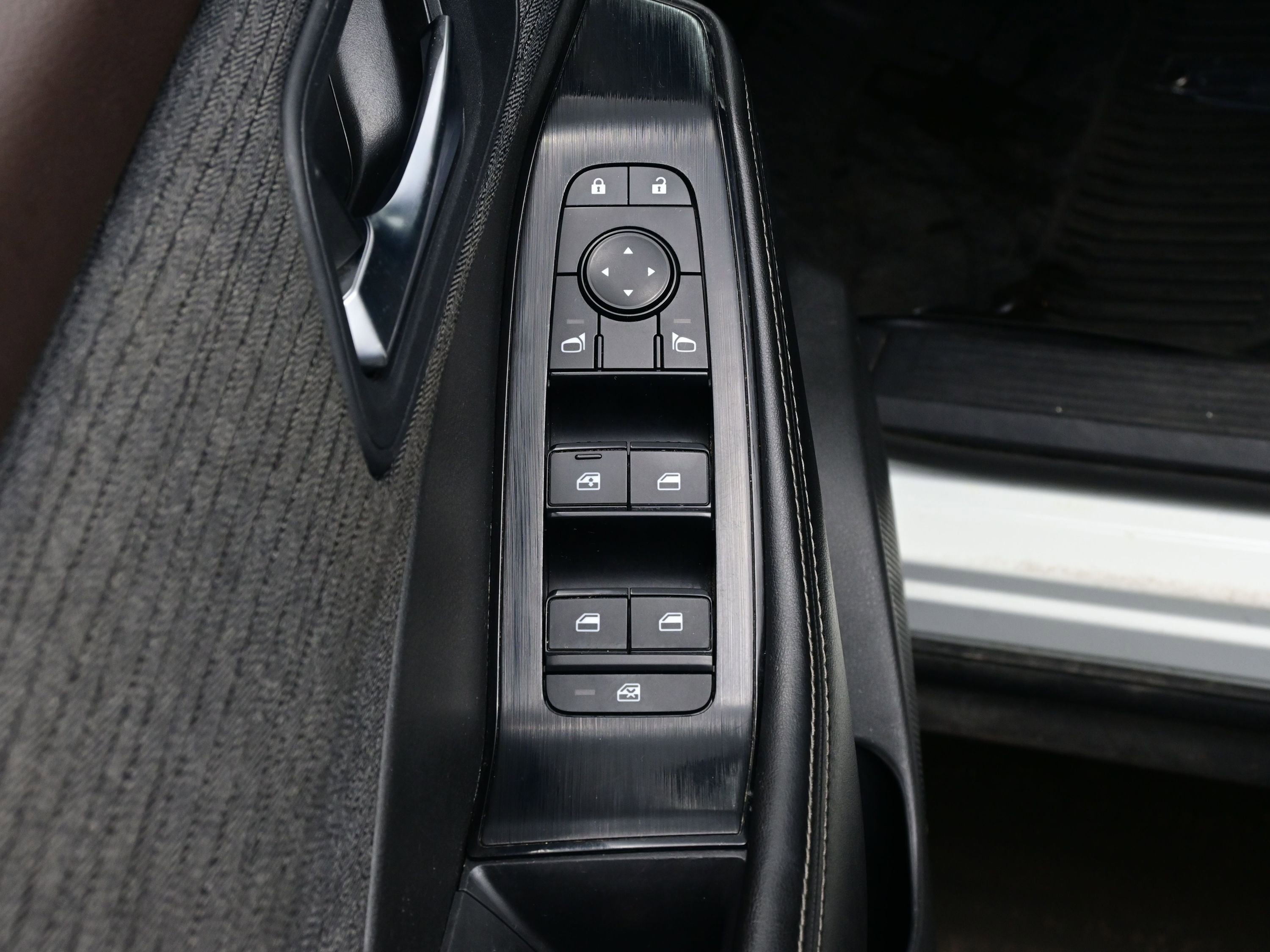 Used 2023 Nissan Rogue SV image 10