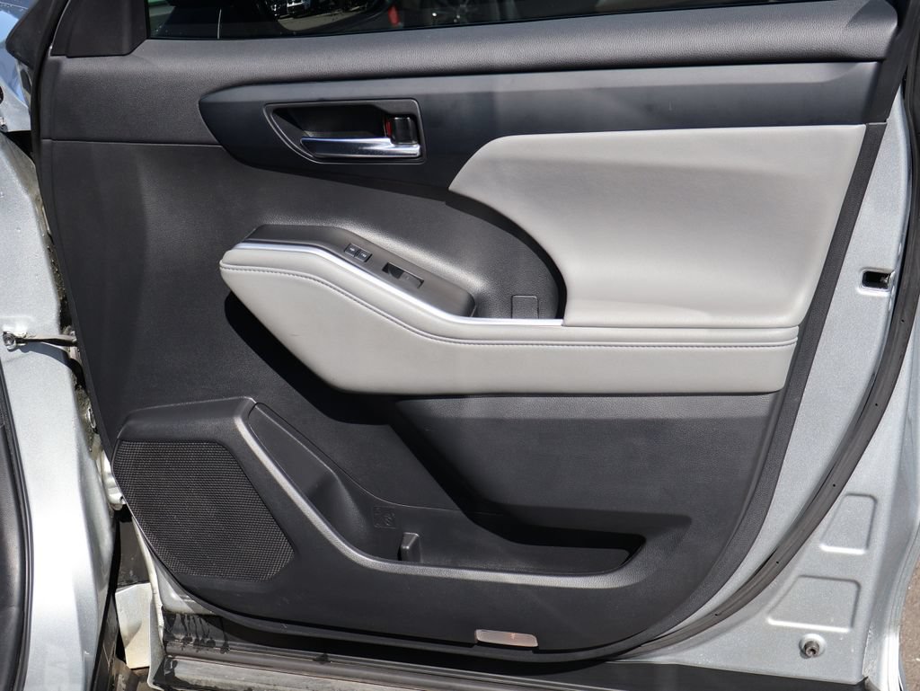 Used 2022 Toyota Highlander XLE FWD image 11