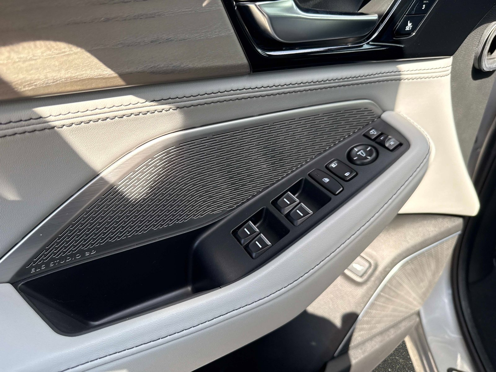 Used 2023 Acura MDX SH-AWD w/ Advance Package image 18