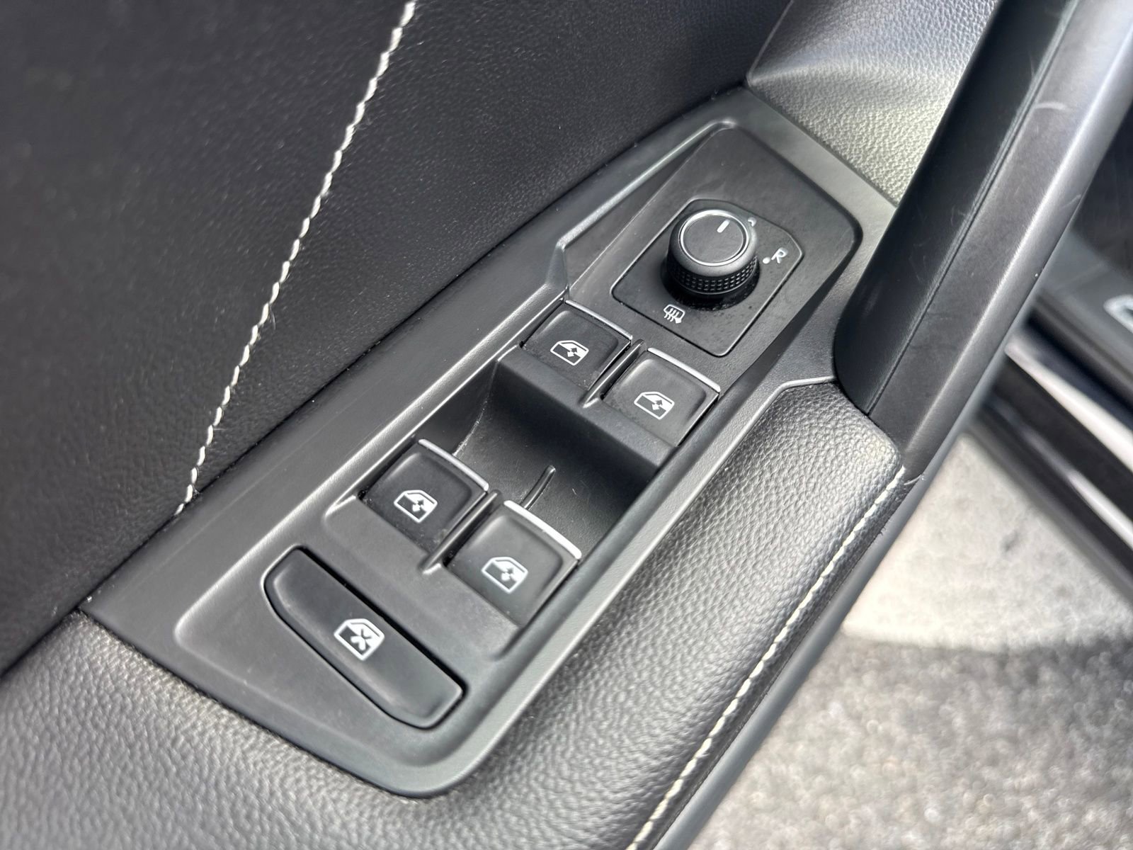 Certified 2022 Volkswagen Tiguan SE R-Line image 12