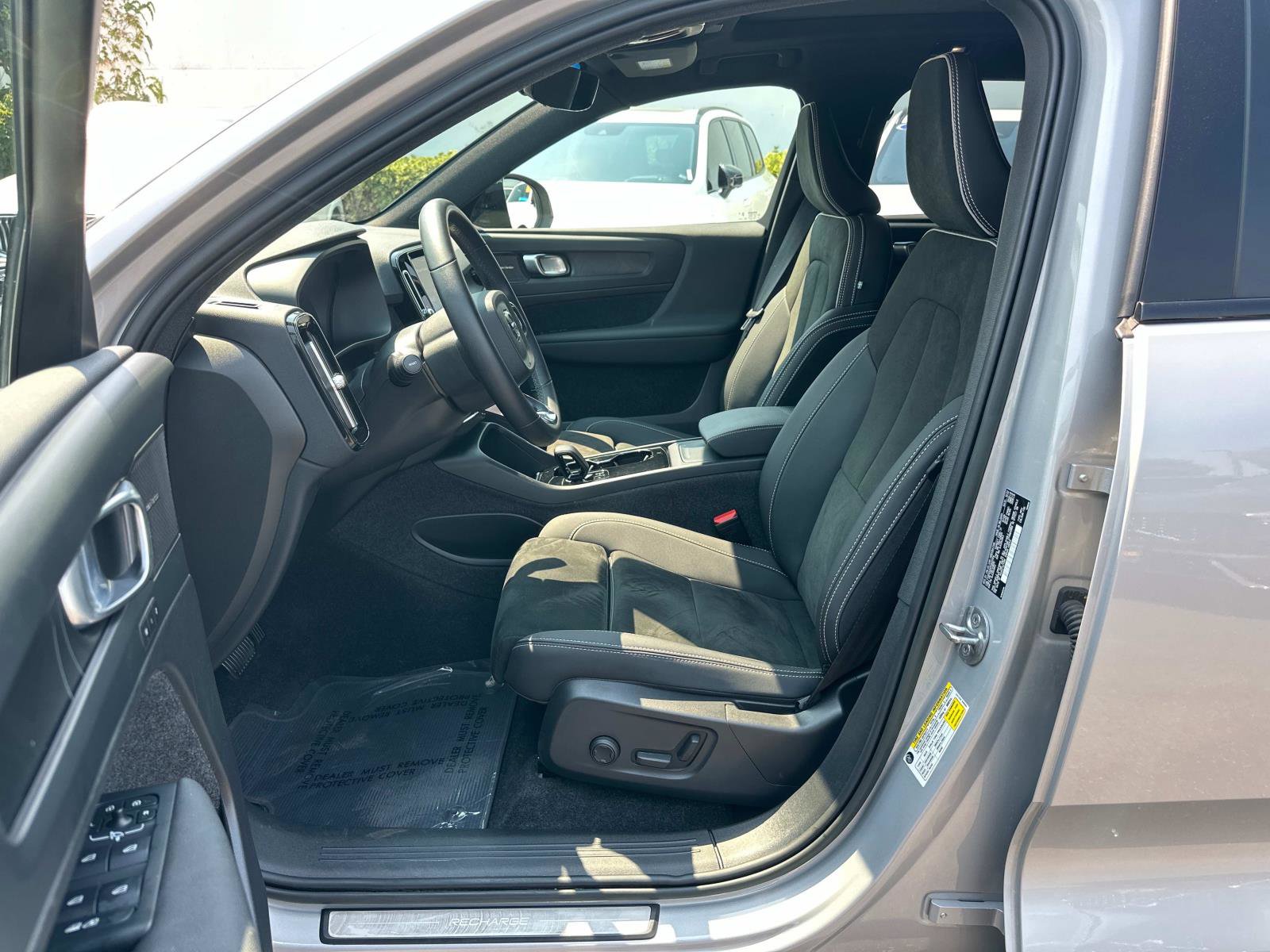 Certified 2023 Volvo XC40 Recharge Ultimate image 17