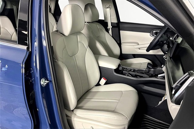 Certified 2025 Kia Sorento EX w/ Panoramic Sunroof Package image 11