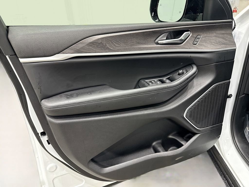 New 2025 Jeep Grand Cherokee L Limited w/ Black Appearance Package image 17