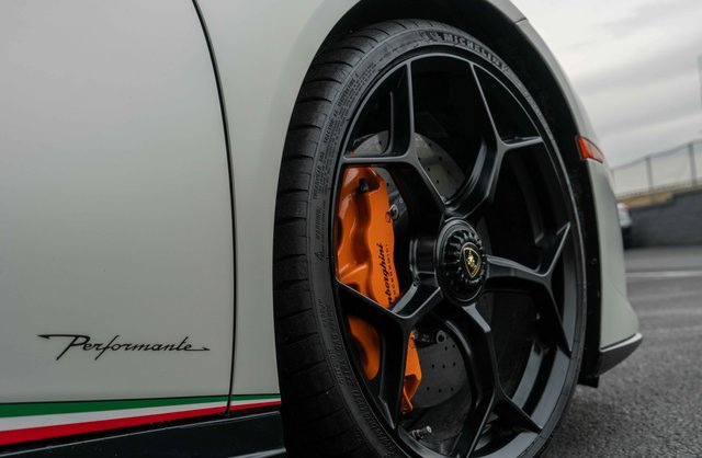 Used 2018 Lamborghini Huracan Performante image 34