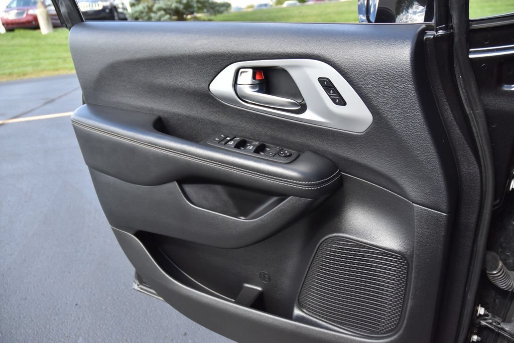 Used 2021 Chrysler Pacifica Touring-L w/ Uconnect Theater Family Group FWD image 29