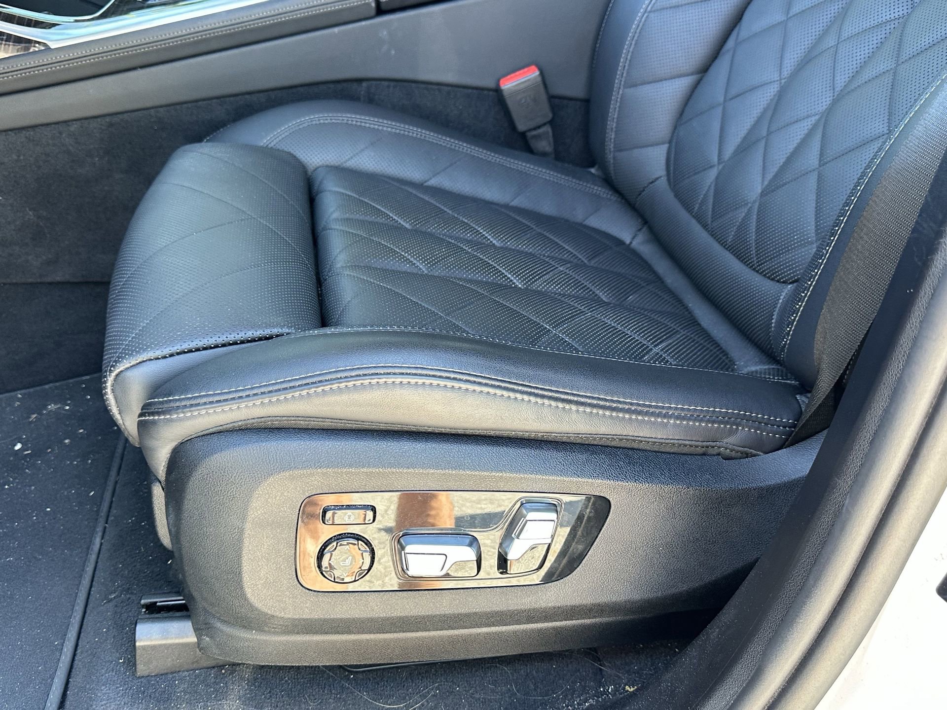 Certified 2024 BMW X7 xDrive40i w/ Premium Package image 19