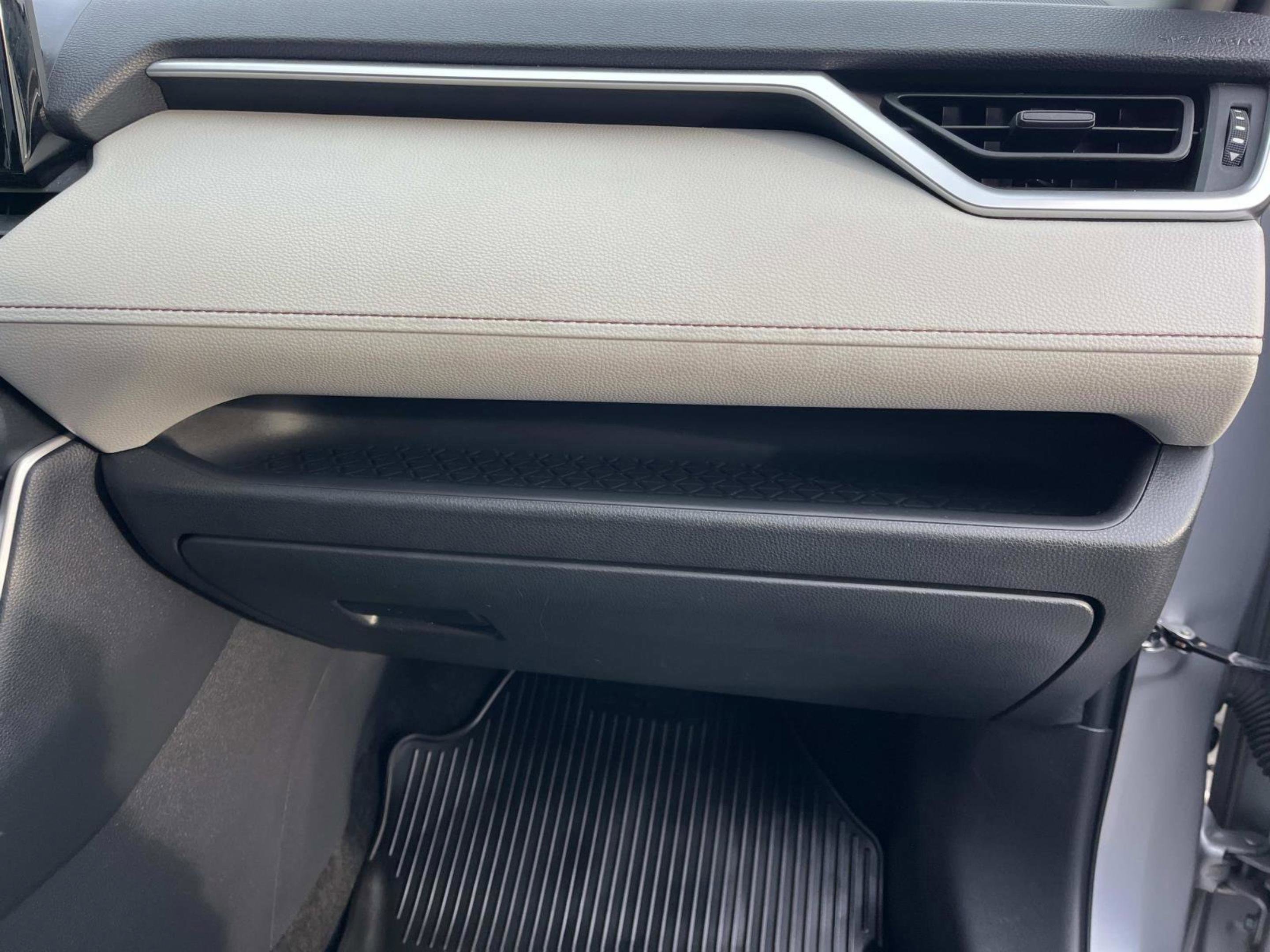 Used 2019 Toyota RAV4 XLE w/ Phone Cable & Charge Package image 25