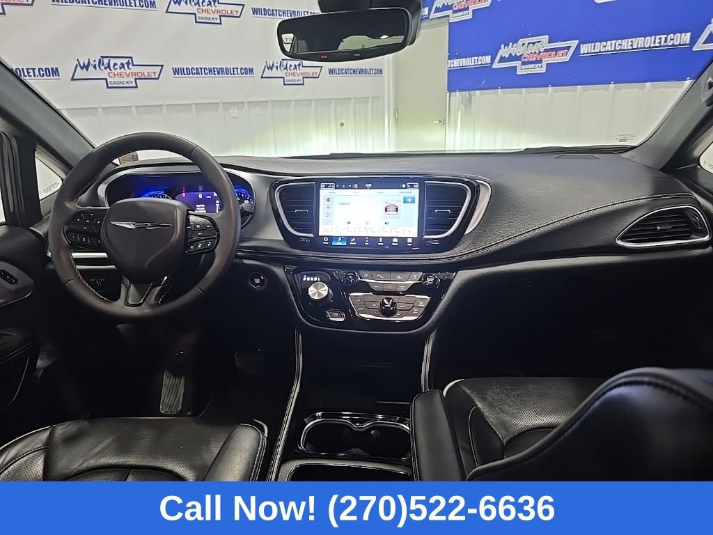 Used 2025 Chrysler Pacifica Limited image 24