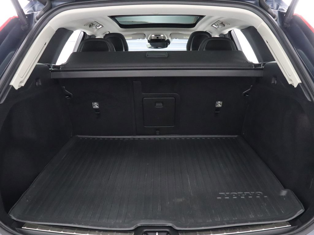 Used 2018 Volvo XC60 T6 Momentum w/ Vision Package image 31