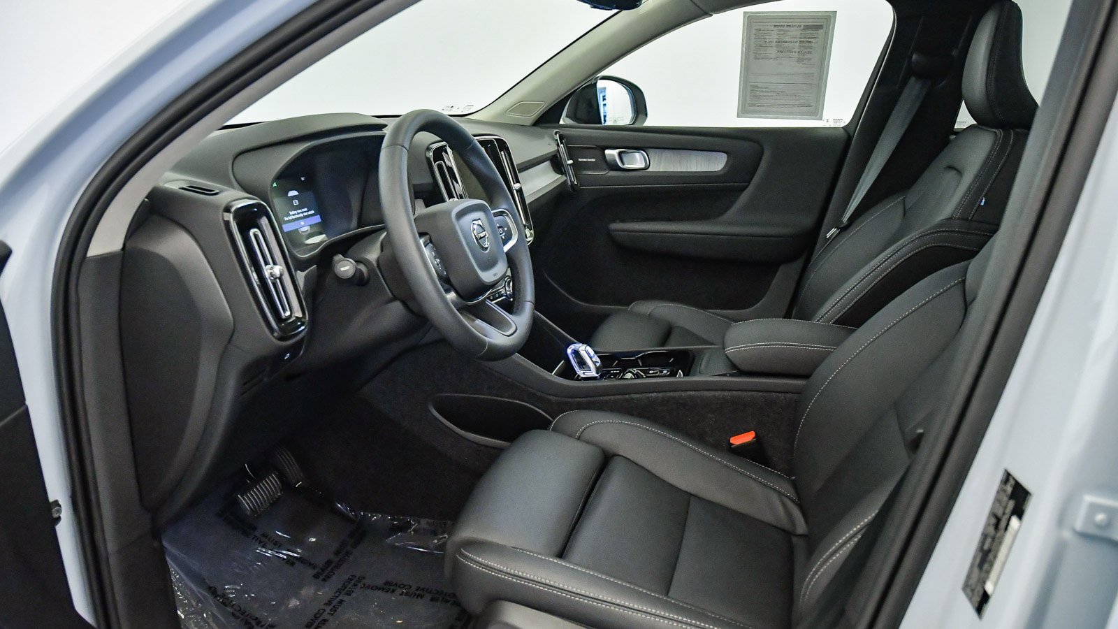 Certified 2025 Volvo XC40 B5 Plus w/ Climate Package image 19