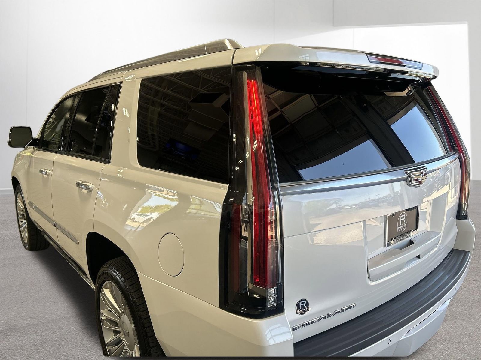 Used 2018 Cadillac Escalade Platinum AWD/4WD image 36