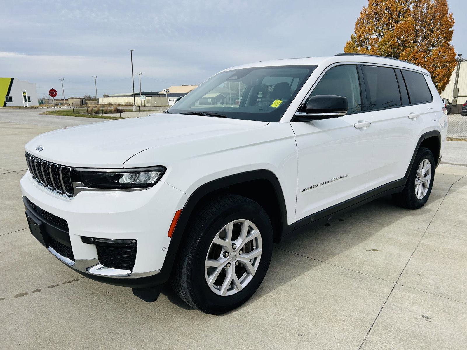 Used 2022 Jeep Grand Cherokee L Limited w/ Luxury Tech Group II image 41