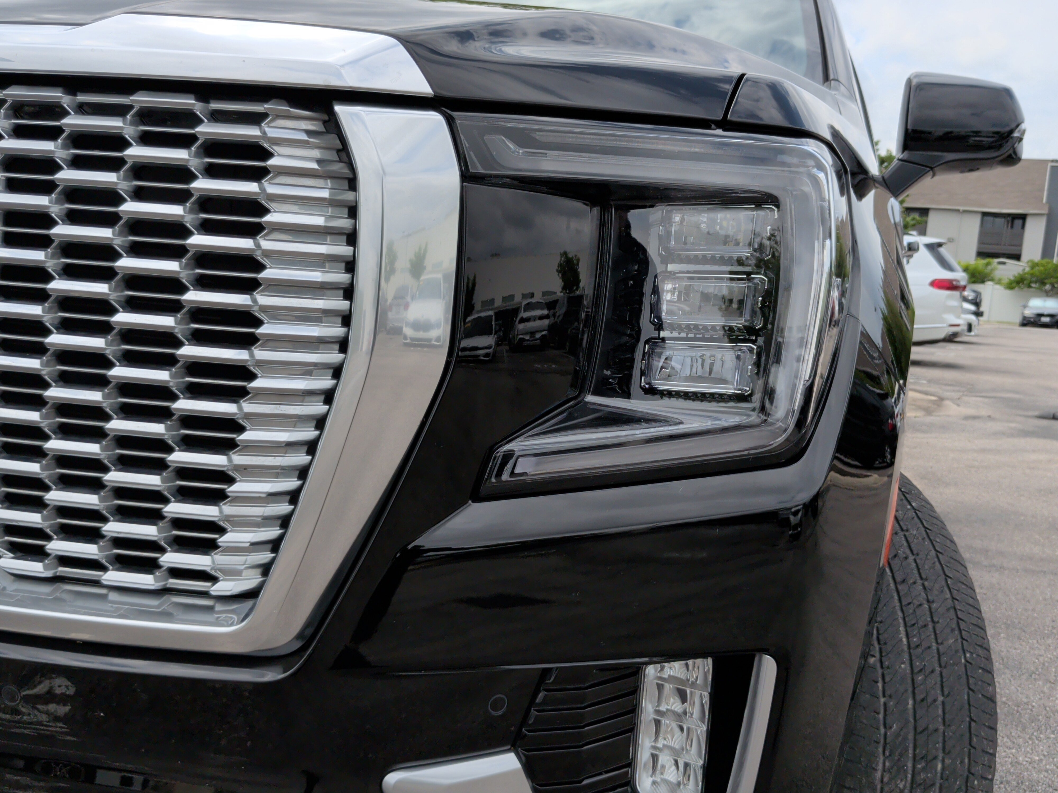 Used 2021 GMC Yukon Denali w/ Denali Premium Package image 3