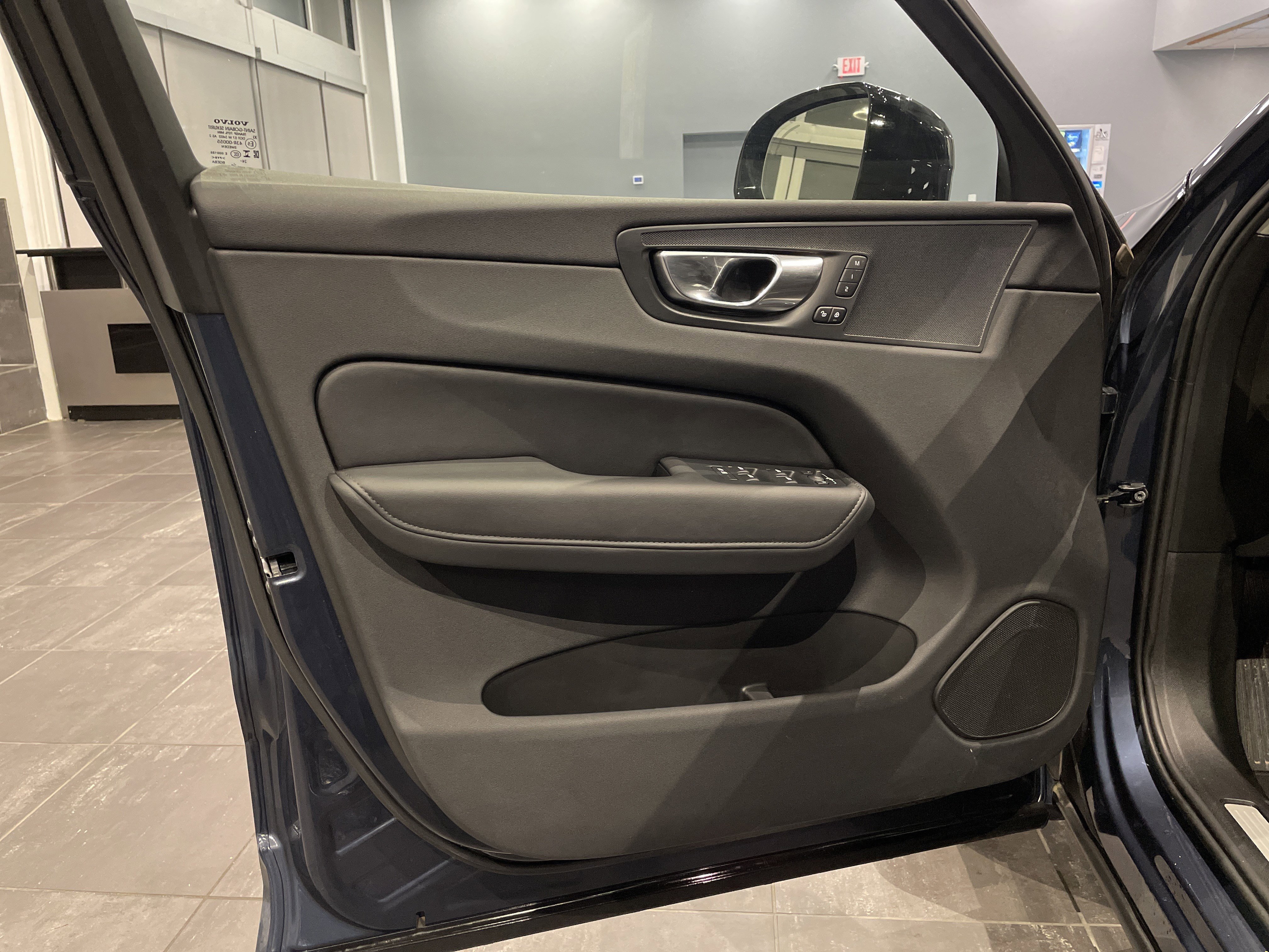 Used 2025 Volvo XC60 B5 Plus image 14