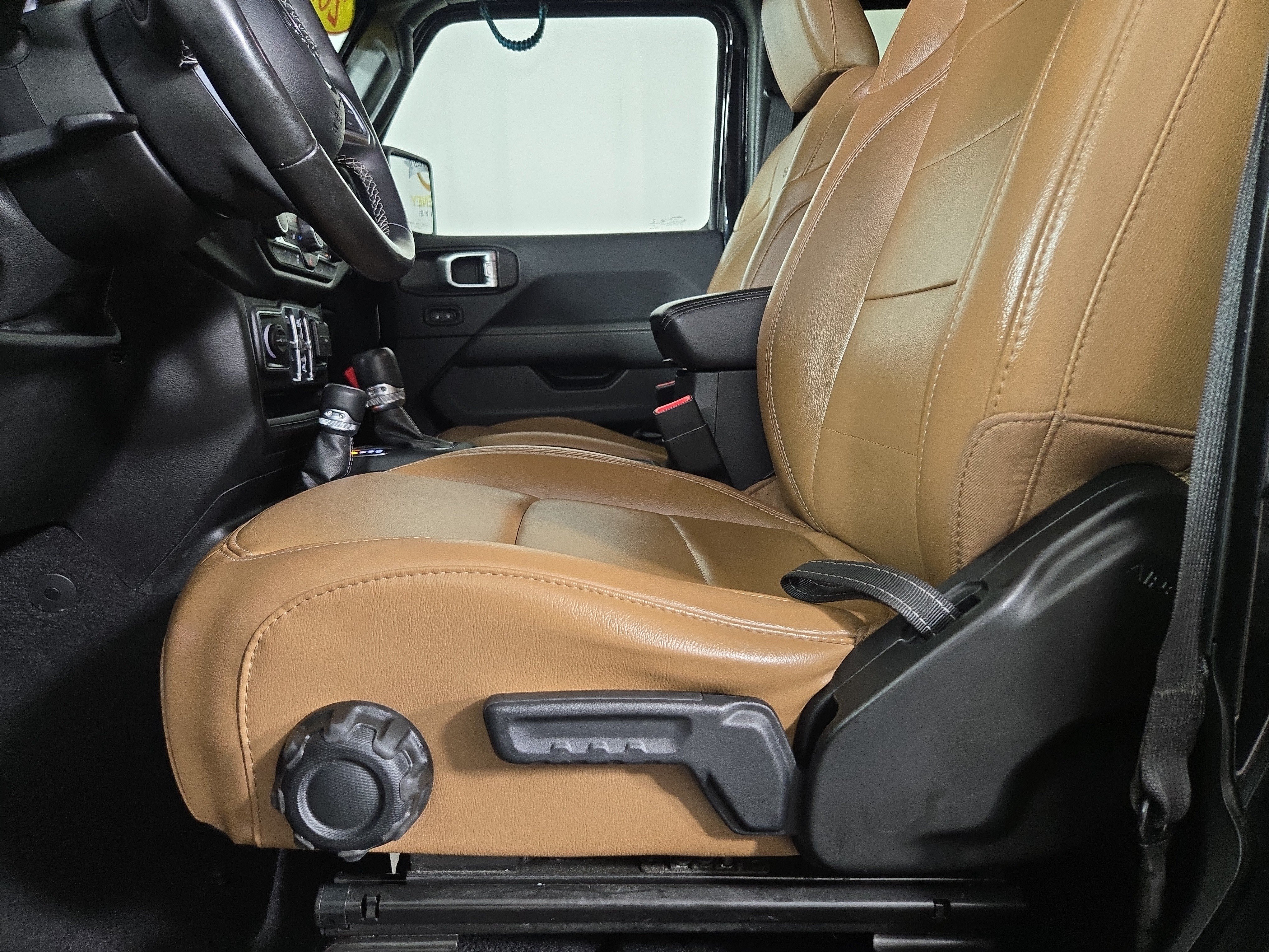 Used 2020 Jeep Wrangler Unlimited Sahara AWD/4WD image 31