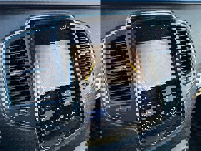 Used 2017 Volvo XC90 T6 Momentum w/ Vision Package image 16