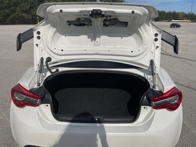 Used 2018 Toyota 86 RWD image 16