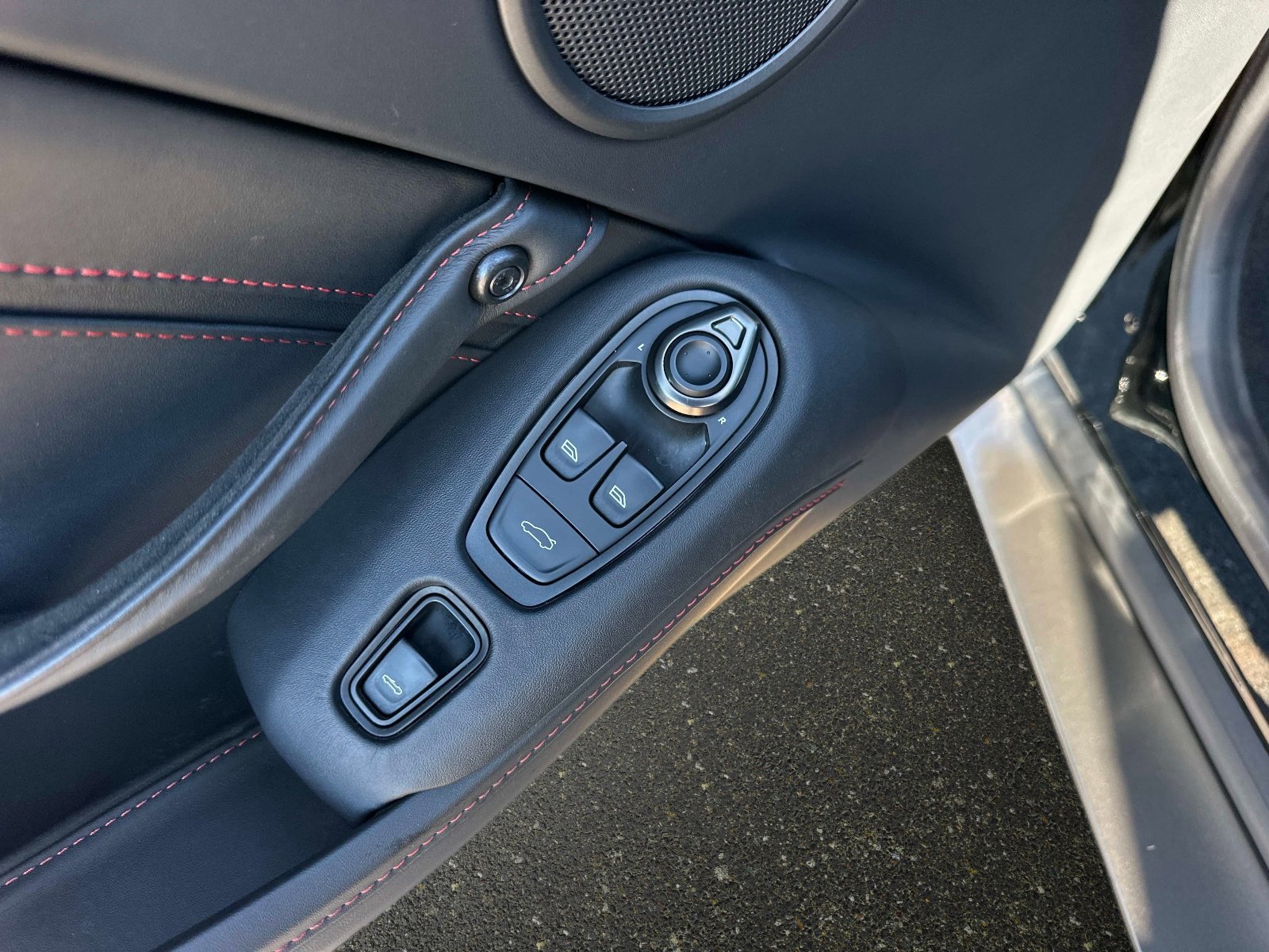 Used 2023 Aston Martin V8 Vantage Roadster image 12