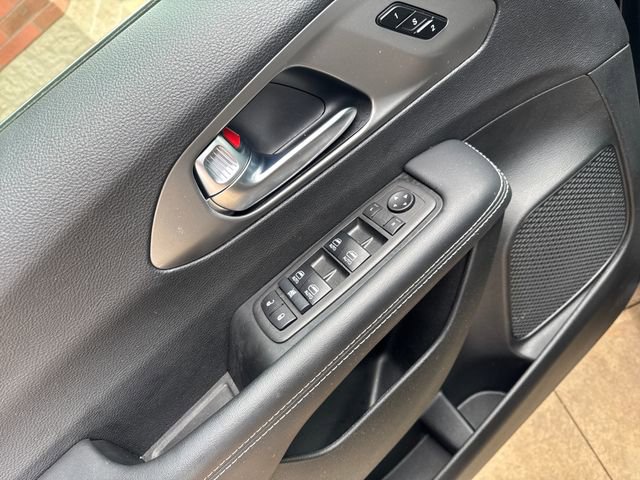 Used 2025 Chrysler Pacifica Select image 13