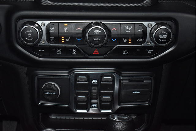 Used 2022 Jeep Wrangler Unlimited Sahara w/ Dual Top Group AWD/4WD image 28