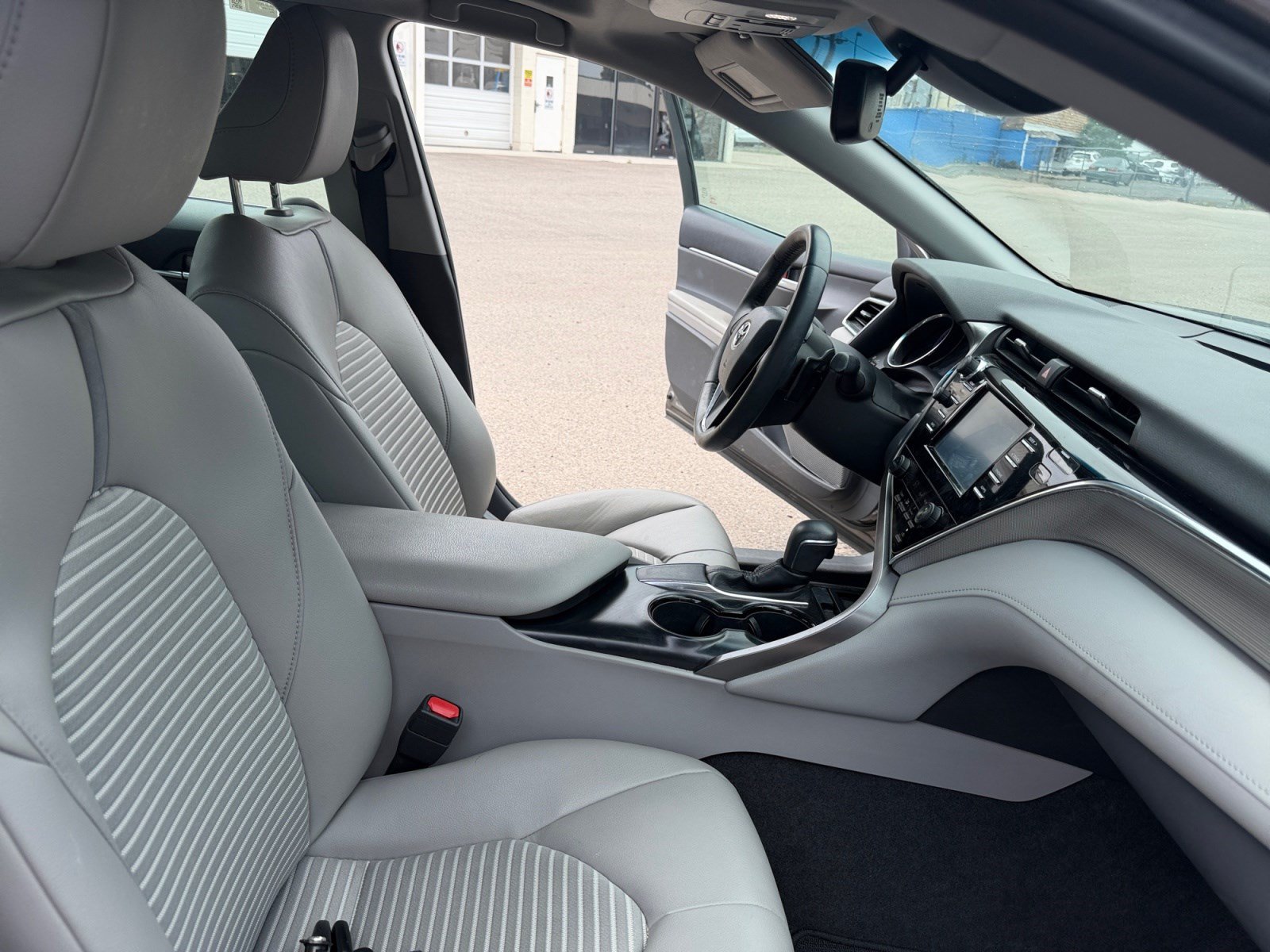 Used 2018 Toyota Camry SE w/ Moonroof Package FWD image 19