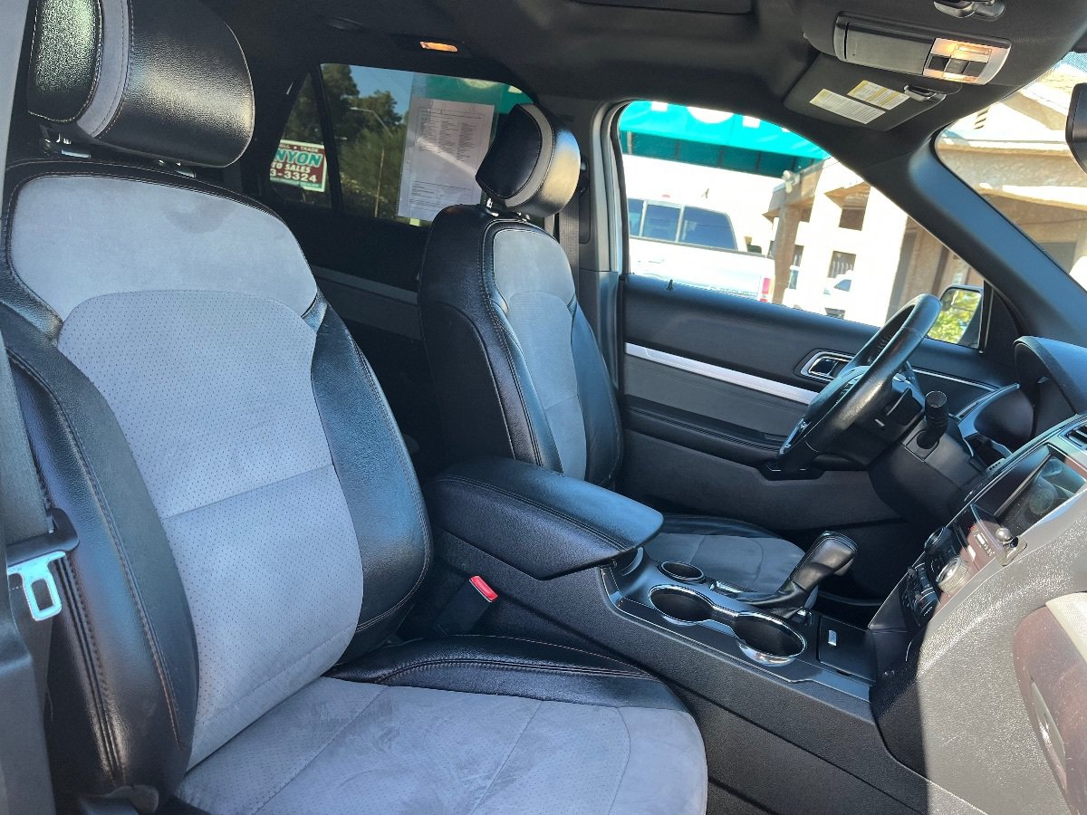Used 2017 Ford Explorer XLT w/ Equipment Group 202A FWD image 39