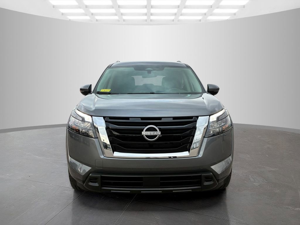 Used 2025 Nissan Pathfinder SV image 2