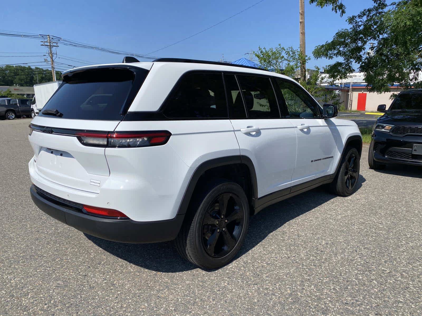 Used 2023 Jeep Grand Cherokee Altitude AWD/4WD image 3