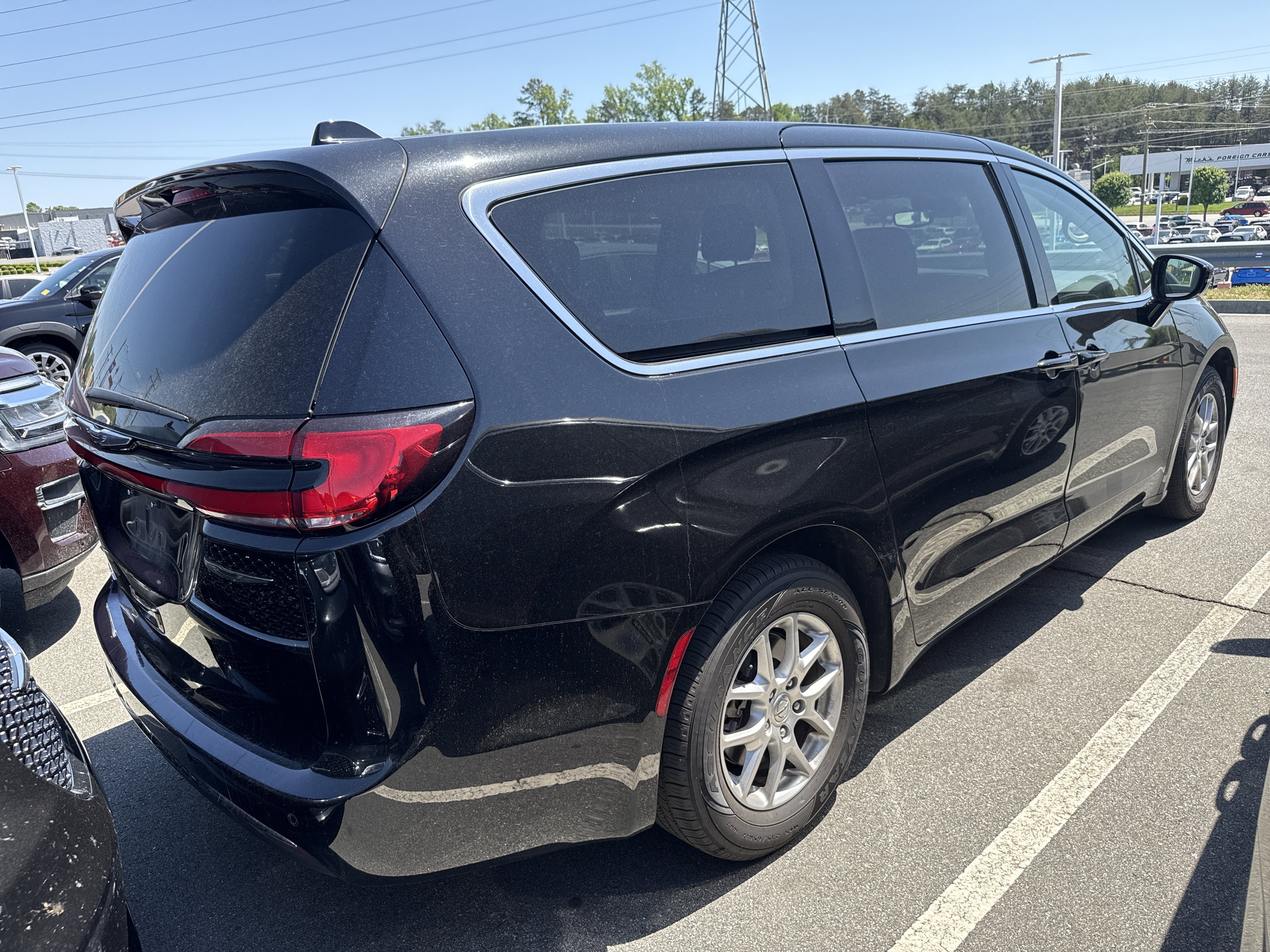 Used 2024 Chrysler Pacifica Touring-L FWD image 10