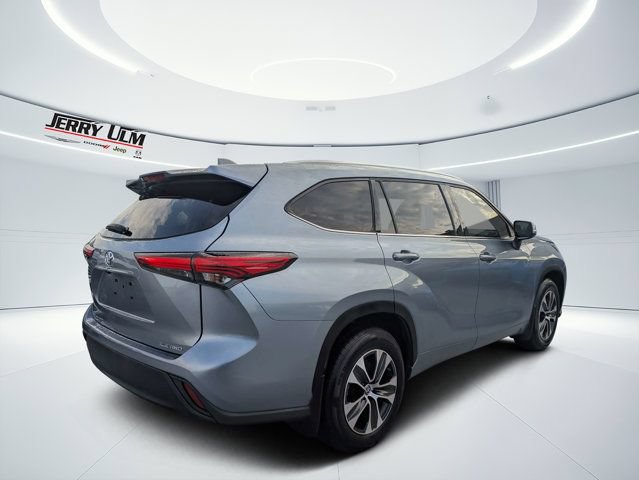 Used 2021 Toyota Highlander XLE AWD/4WD image 3