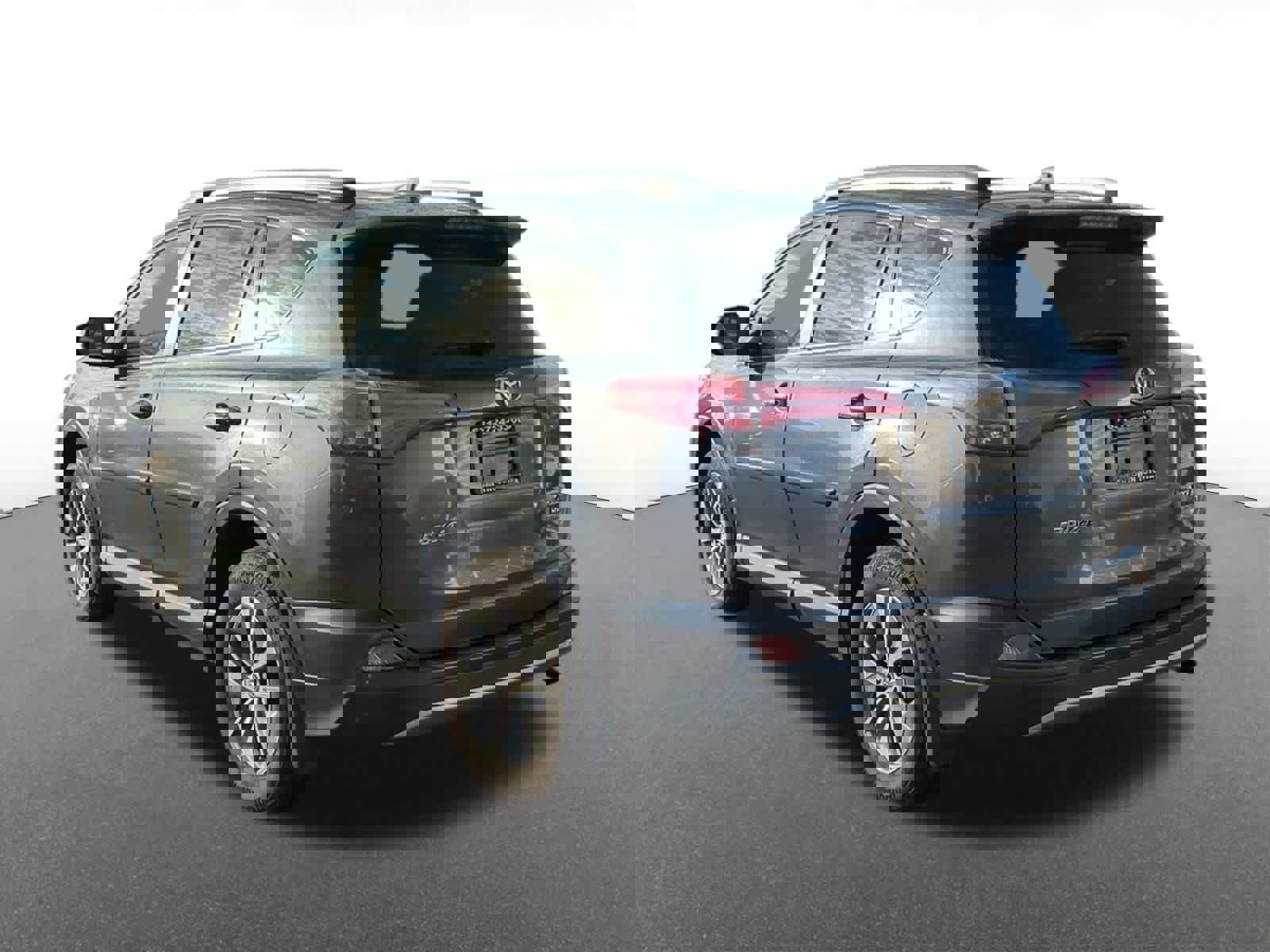 Used 2018 Toyota RAV4 XLE image 4